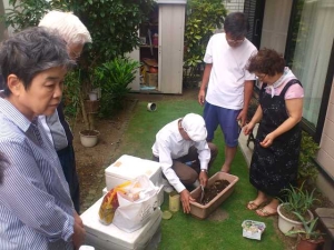 生ごみ自家処理講座を受ける様子