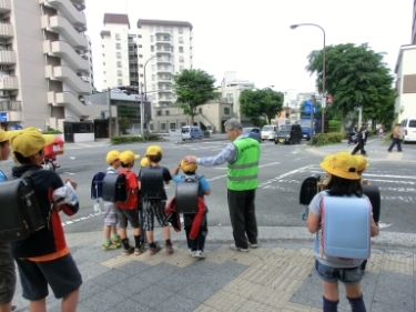 写真：通学路安全対策事業補助金で購入した備品を活用している様子