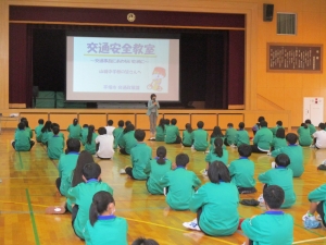 中学校で実施したパワーポイントによる交通安全教室の様子