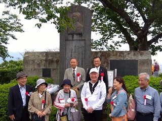関係者と記念撮影する市長