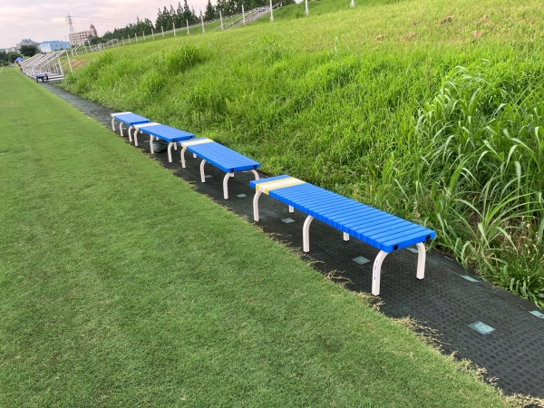 馬入ふれあい公園に寄贈されたベンチ
