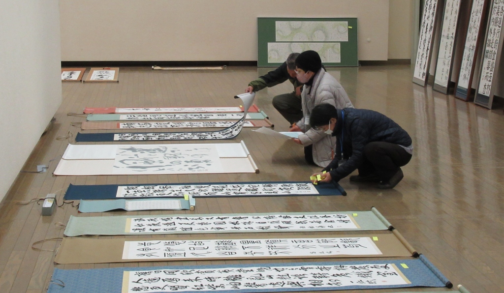 書道部門の審査の様子