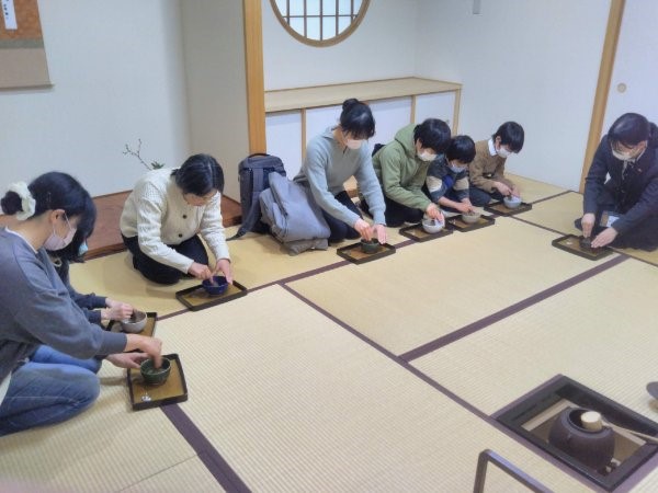 茶道体験をする写真