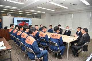 緊急消防援助隊帰庁報告の様子