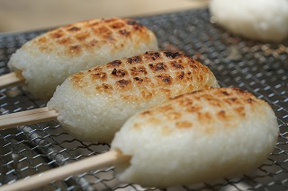 五平餅を焼いている様子