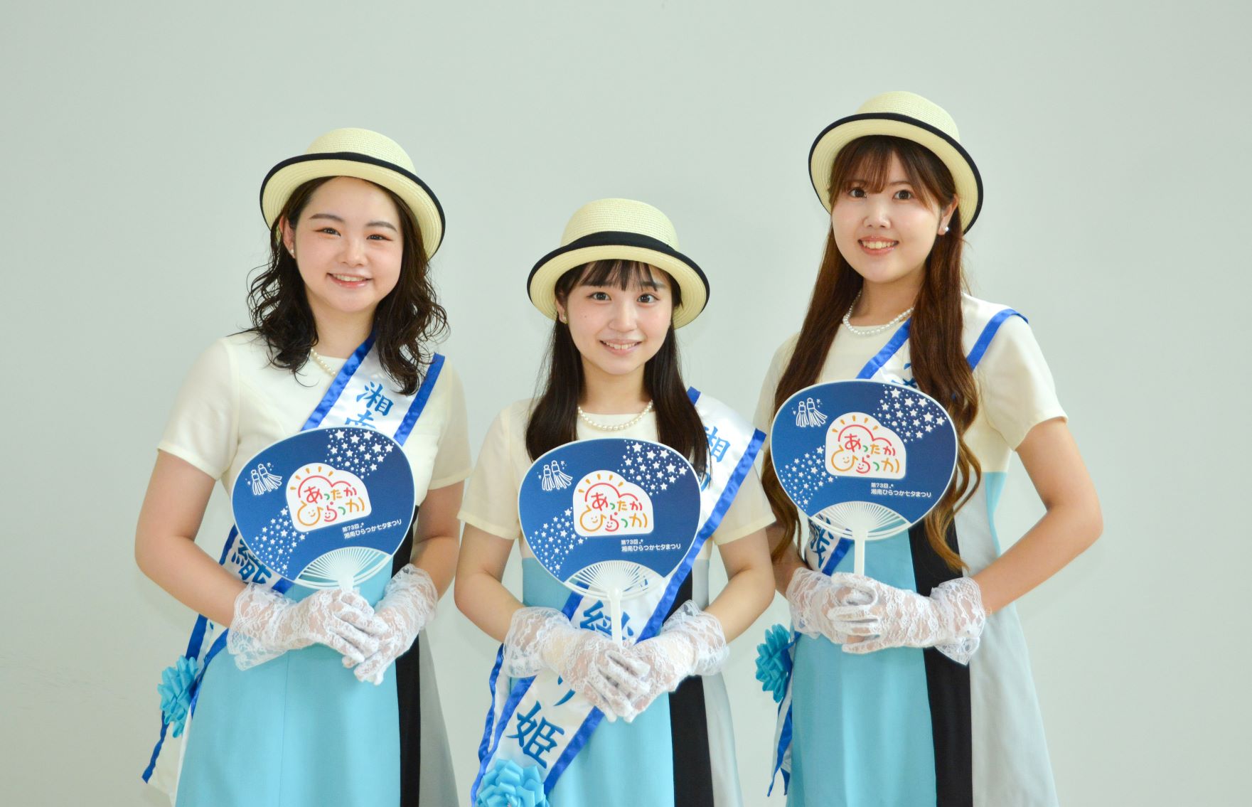 オリジナルうちわを持つ3人の織り姫の写真