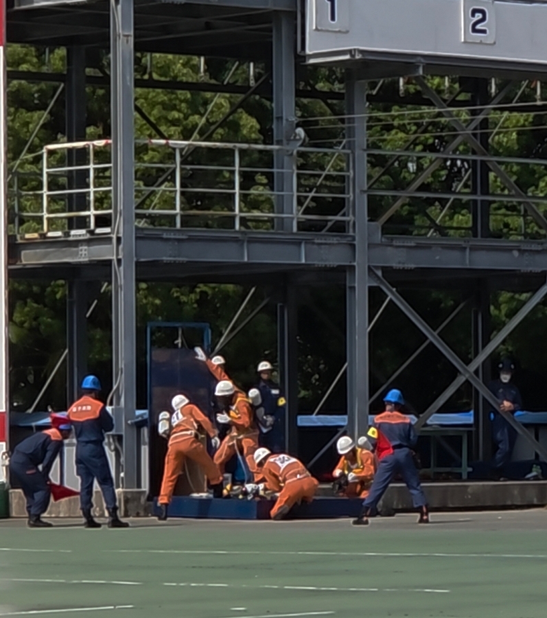 煙が充満する中に進入する写真