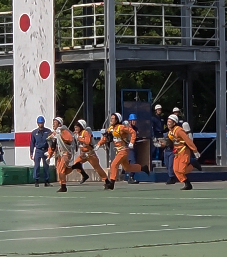 ゴールに向けて走っている写真