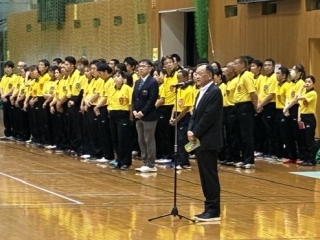 ひらつかサン・ライフアリーナで行われたドッジボール大会で市長があいさつする様子