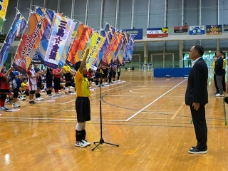 ひらつかサン・ライフアリーナで行われたドッジボール大会で市長の前で選手宣誓する様子