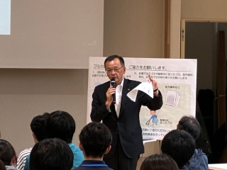 吉沢公民館で行われたゆるぎの里「きさわ」里山ワークショップで市長があいさつする様子
