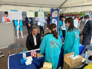 歯の健康フェスタ2026ブースで市長が体験する様子
