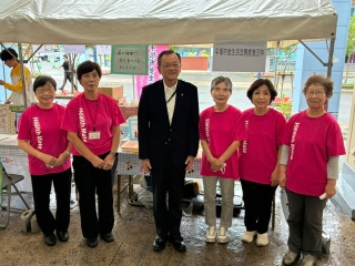 歯の健康フェスタ2026ブースの方々と市長が写真を撮る様子