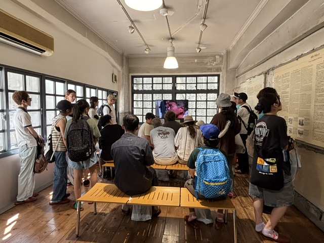 袋町小学校平和資料館見学している写真